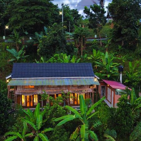 De Chicktoria Hostel Pemenang エクステリア 写真